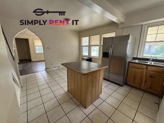 Building Photo - Short-Term, 4 Bed, Avail Now! Through July 2026 Only