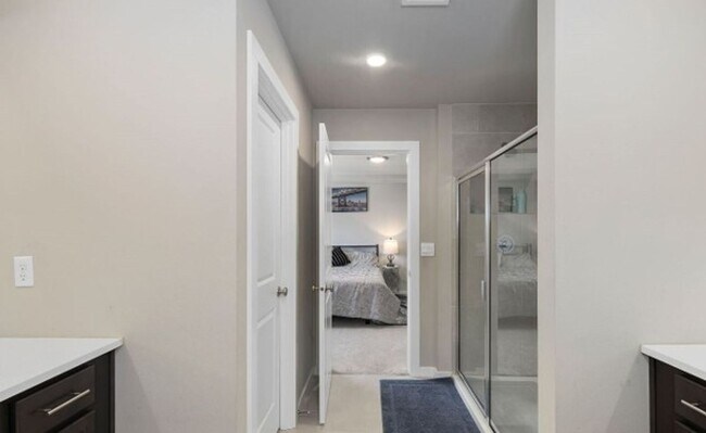 Building Photo - Modern 4-Bed Home in Northshore School District with A/C