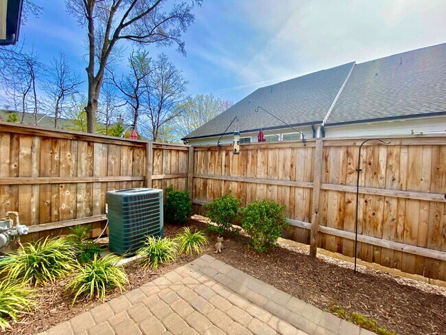 Building Photo - GORGEOUS TOWNHOME IN SOUTH PARK