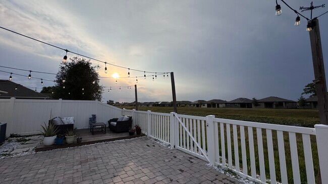 Building Photo - 5635 NW Pine Trail Cir