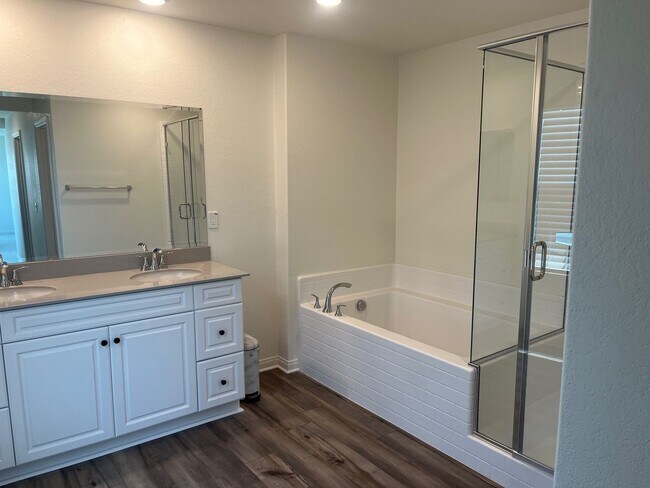 Building Photo - Lake Elsinore 5 Bedroom