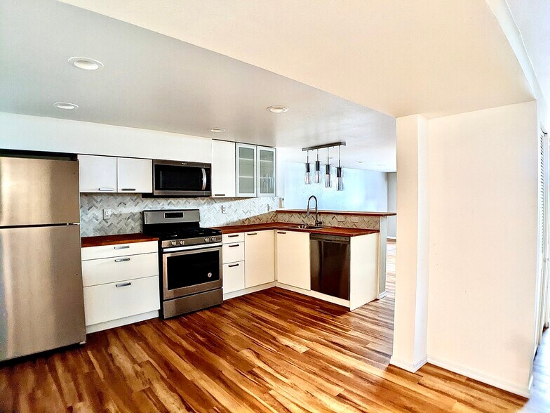 Primary Photo - 5404 NE 54th Ave