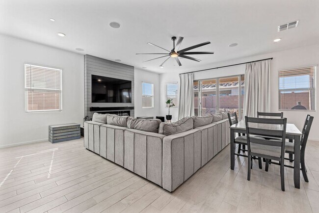 Building Photo - Newer Single Story 5 Bedroom 3 Bath Home in Vail