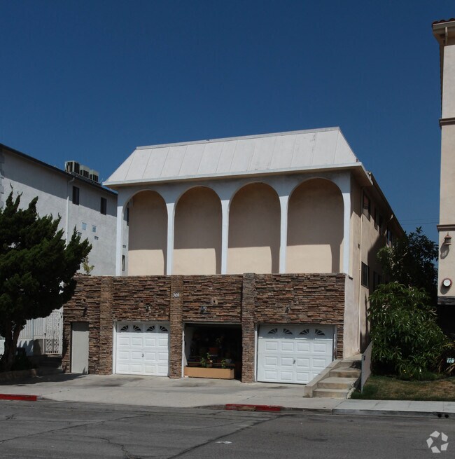Building Photo - 301 E Elmwood Ave