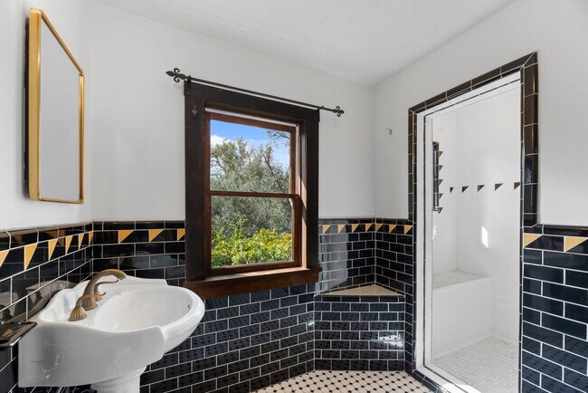 Building Photo - 1409 Avon Park Ter