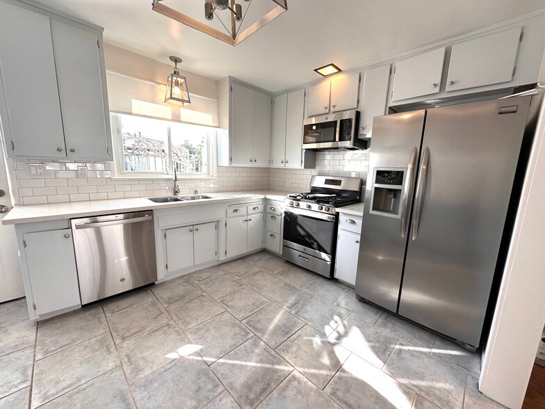 Building Photo - 10662 Shoshone Ave