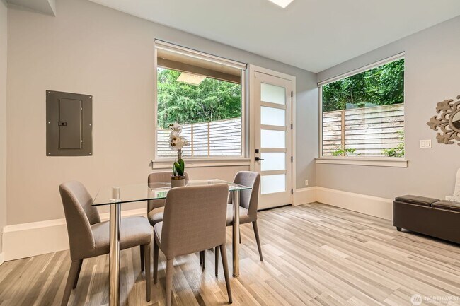 Building Photo - Spacious end-unit 3 bed townhome near Seat...