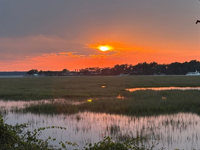 Building Photo - Beautiful Furnished Marsh Front Home - 6 mo Lease Term