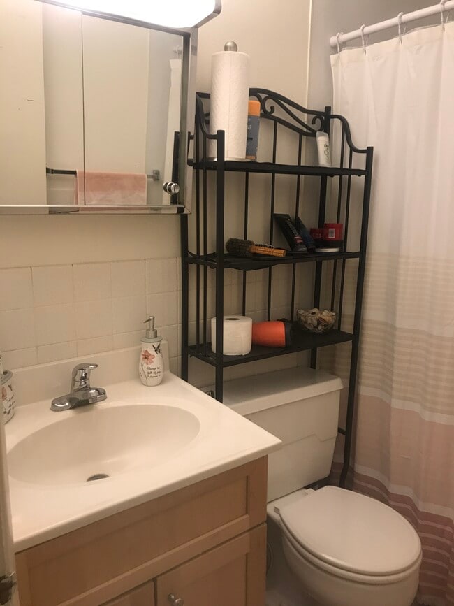 Building Photo - 1015 Oakcrest St