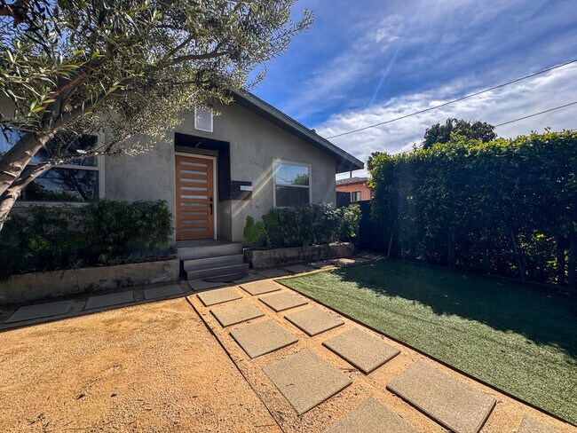 Building Photo - 958 Camulos St