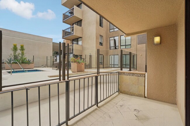 Building Photo - 7320 Hawthorn Ave