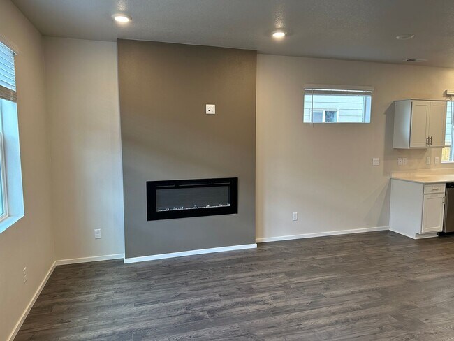 Building Photo - Newer single level 3-bedroom 2 bath house in Springfield!