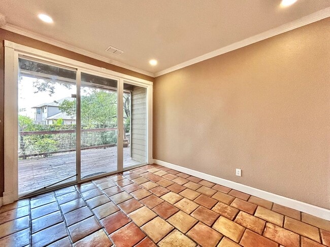 Building Photo - 4 Bed / 2 Bath Spacious One-Level Home wit...