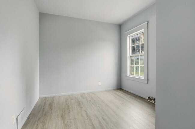 Building Photo - Updated 3BR Home – Renovated Kitchen & Detached Garage