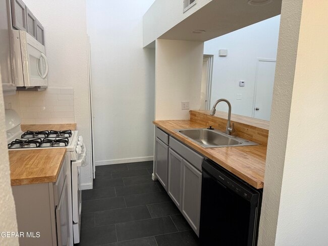 Building Photo - 1531 Common Dr