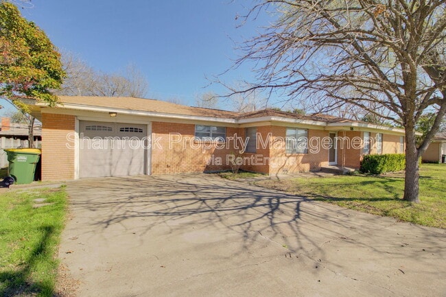 Building Photo - 315 Estates Dr
