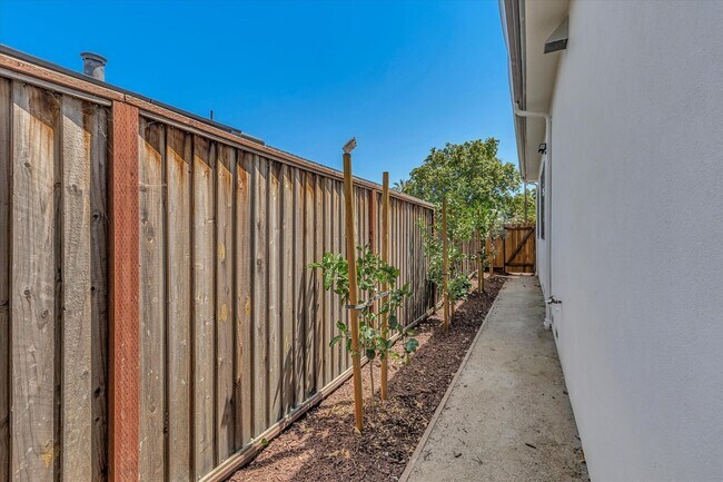 Building Photo - Newer High-Tech Home | Top Schools | Great...