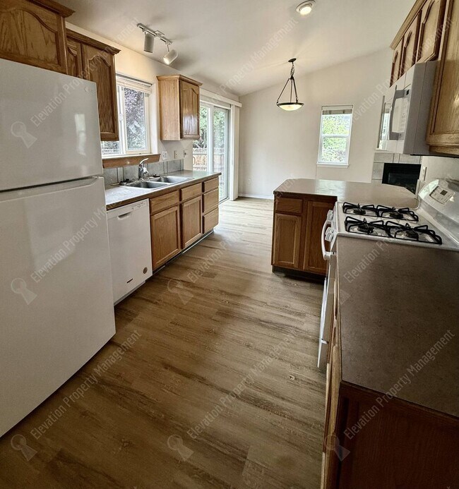 Building Photo - Single Level 3 BR in NE Bend with huge fenced yard!