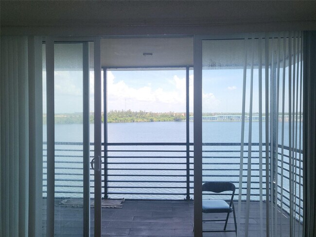 Building Photo - 1075 NE Miami Gardens Dr