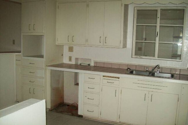 Building Photo - Spacious 5 Bedroom Tempe Home with Bonus L...