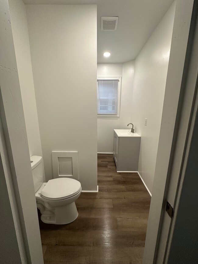 Building Photo - 617 Pender St