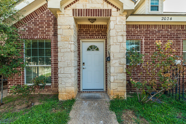 Building Photo - Duplex