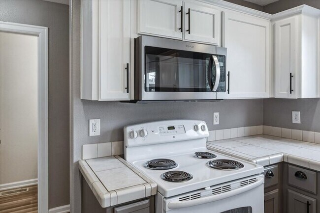 Building Photo - THREE BEDROOM PLUS BONUS OR FOURTH BEDROOM