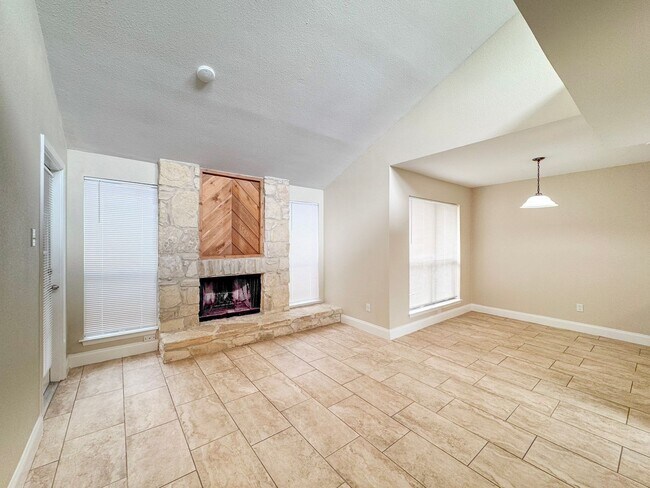 Building Photo - 3843