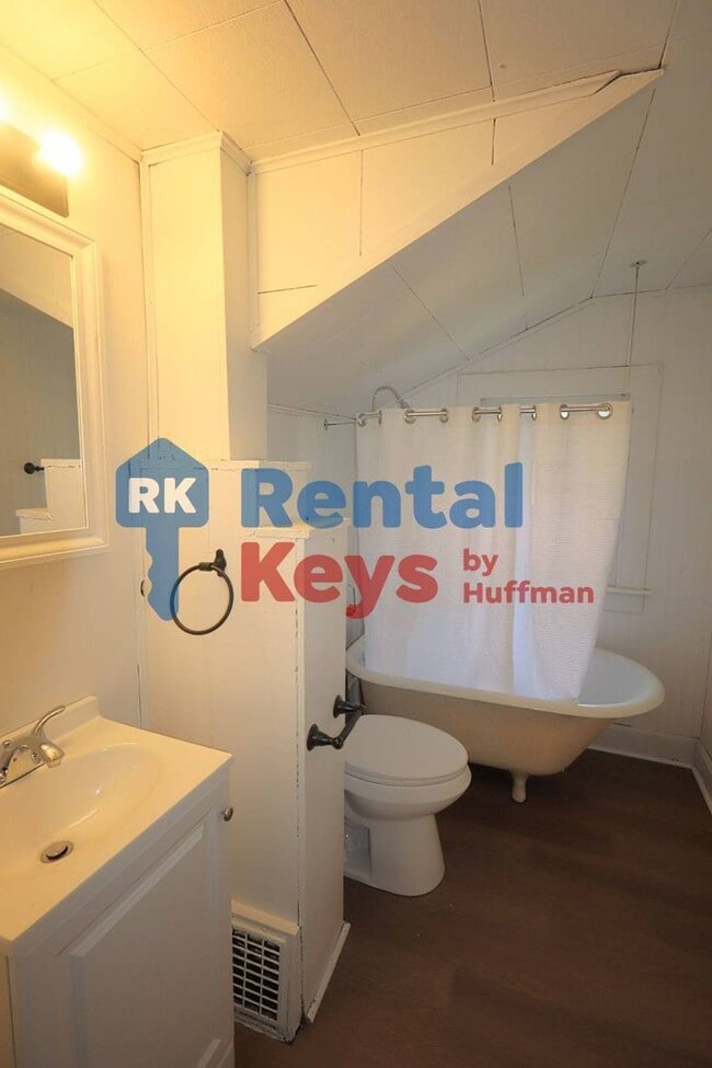 Building Photo - Three Bedroom | Two Bathroom House