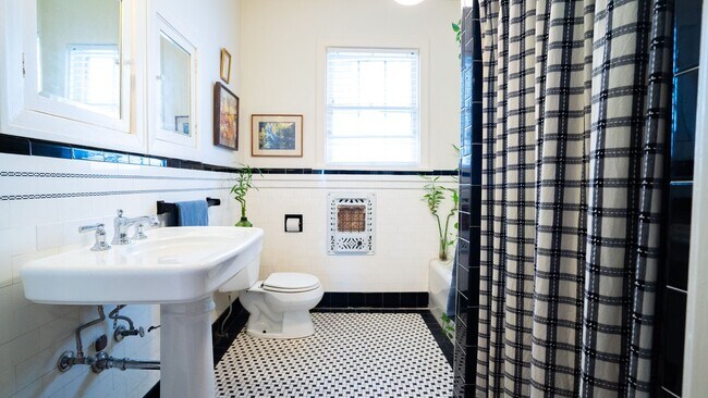 Building Photo - J19(A-B)