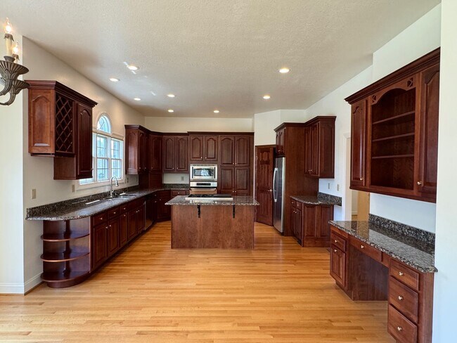 Building Photo - South AVL - Grand Residence in The Cotswol...