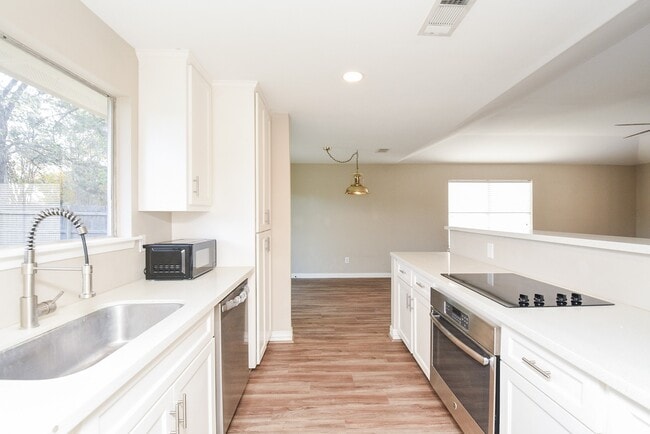 Building Photo - 4606 Whispering Rock Ln