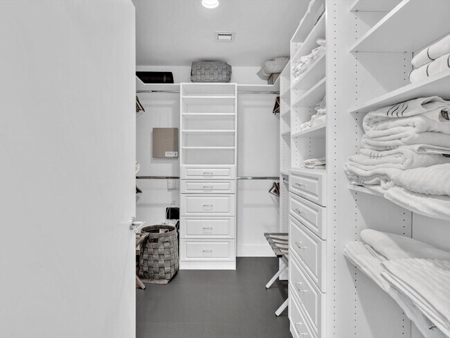 Building Photo - 1640 NE 43rd St