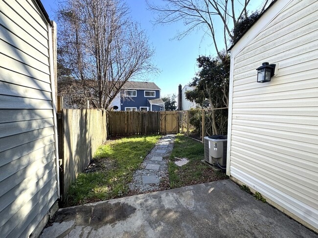 Building Photo - Completely Remodeled 2BR/1.5BA Townhome – City Convenience!