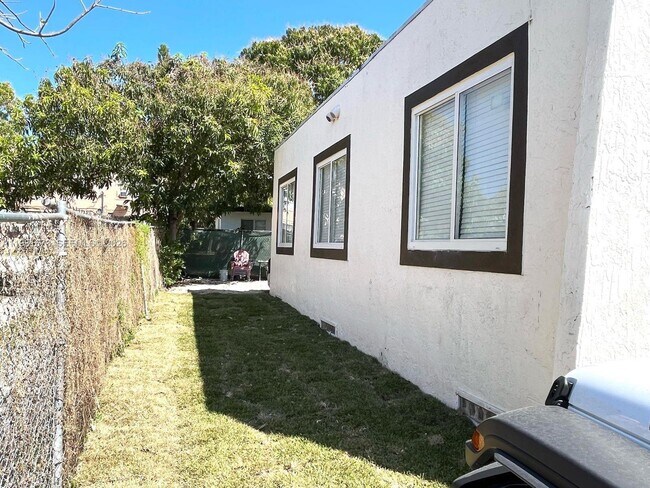 Building Photo - 929 SW 12th Ave