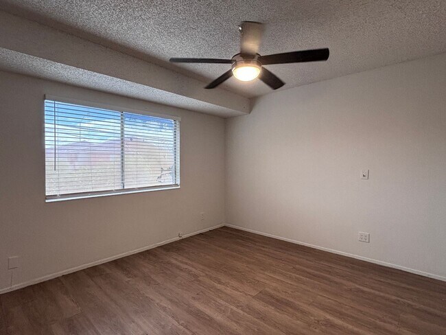 Building Photo - 3 Bedroom Townhouse with a 2 car garage and a middle courtyard area