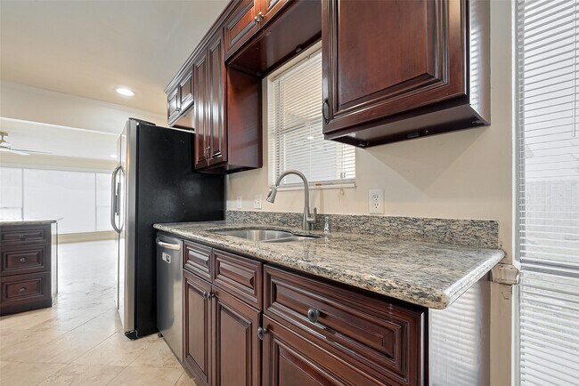 Building Photo - 13731 Greenway Dr