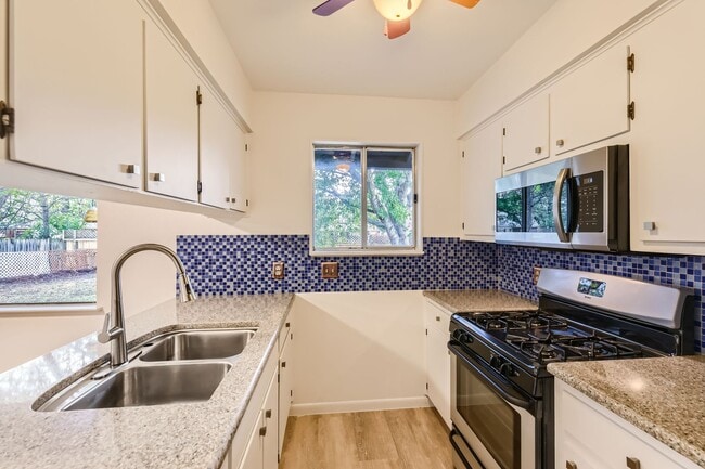 Building Photo - Adorable House in South Austin!