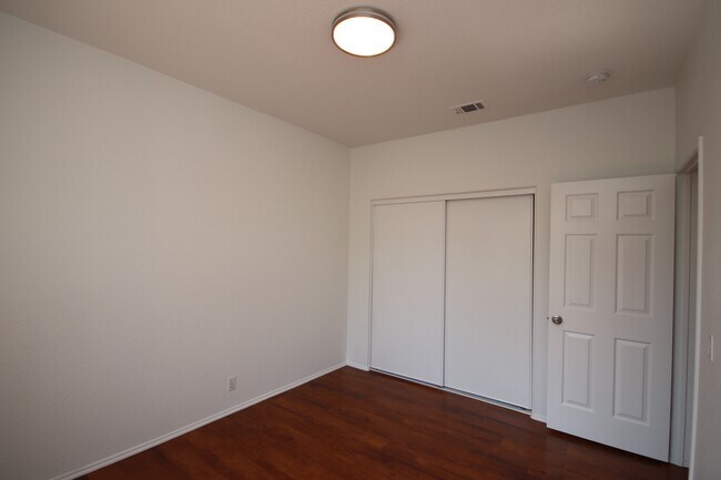 Building Photo - 1100 Rosewalk Way
