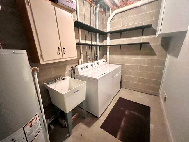 Building Photo - Beautiful Townhome - 3 bedroom 2.5 bath - Must see!