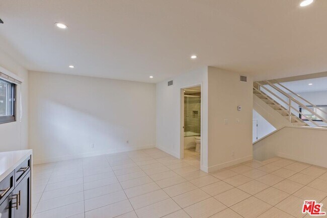 Building Photo - 6930 De Celis Pl