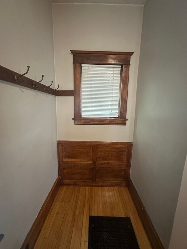 Building Photo - Beautifully Preserved 4 Bed | 2 Bath House in Saint Paul