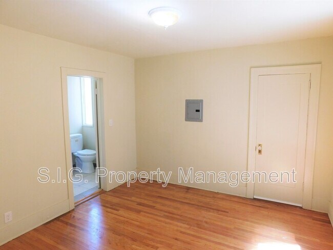 Building Photo - 1250 E Villa St
