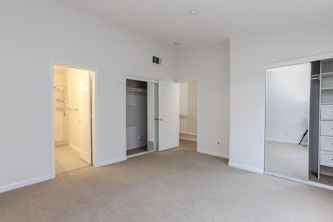 Building Photo - 3 Bed / 2.5 bath pet friendly townhome with a bonus home office/den + EV charger in garage. YouTu...