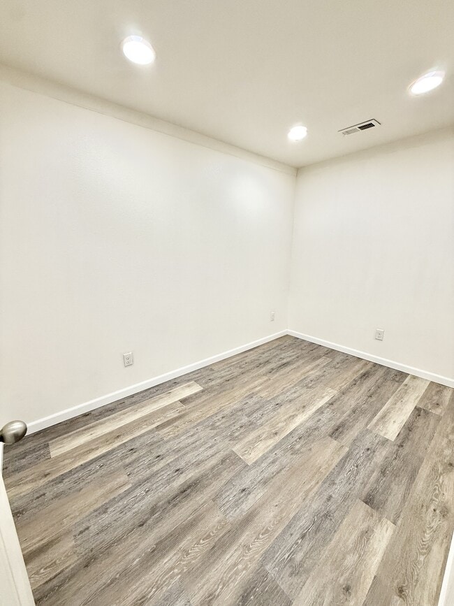 Building Photo - 1952 E 11th St