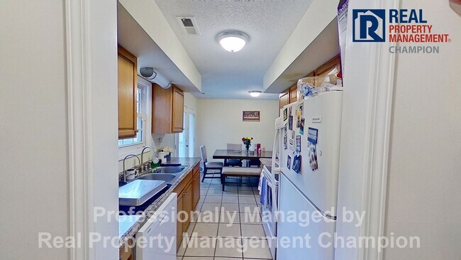 Building Photo - Adorable 3 BD/ 1.5 BA Home with Attached Garage and Large Fenced Yard