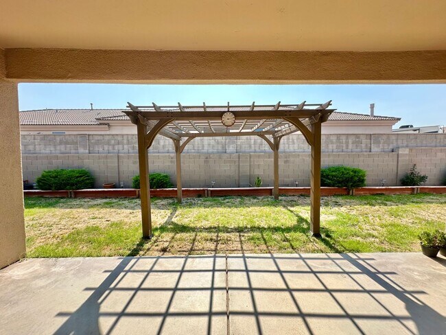 Building Photo - Beautiful 3 bedroom, 3 bathroom home with ...