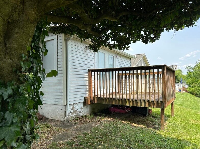 Back deck - 2317 Moir St NE