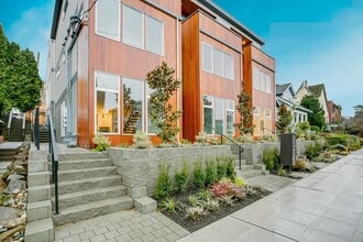 Building Photo - ULTRA-MODERN Townhome w/AC and Views in th...