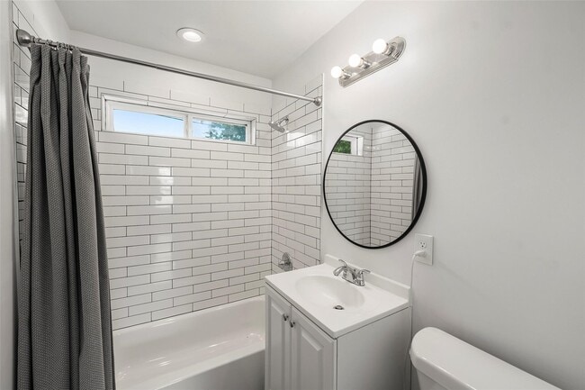 Building Photo - 706 Jerry St